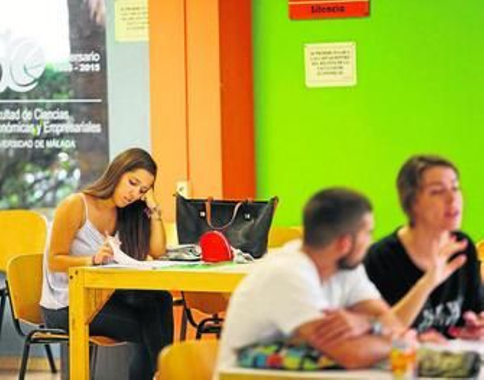 Universitarios estudian durante el periodo de exámenes.