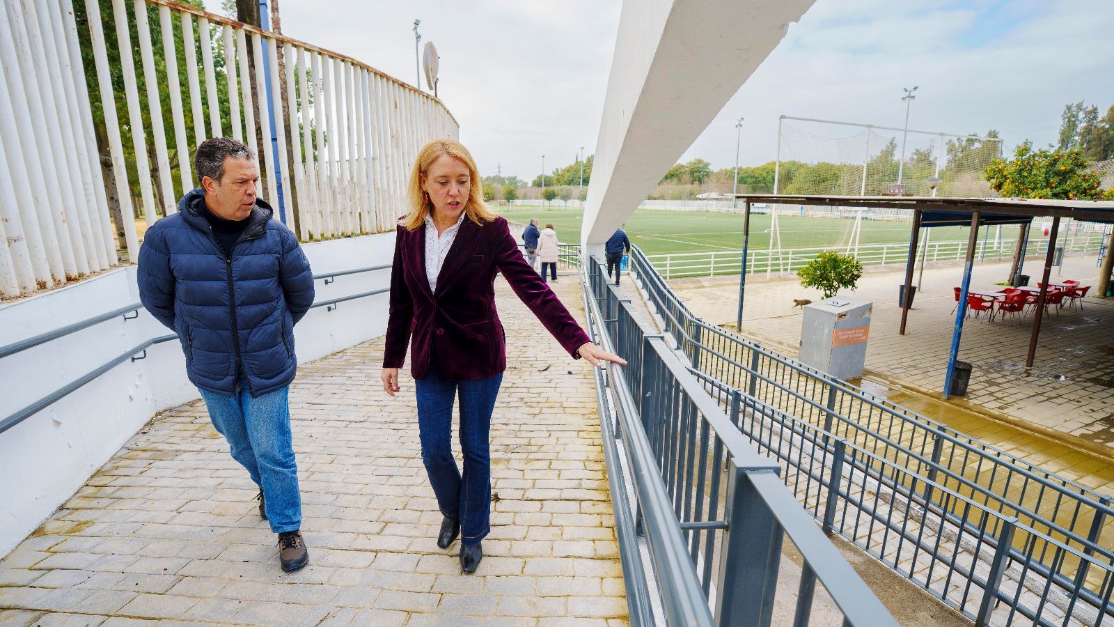 Las autoridades municipales pasean por la nueva rampa de San Jerónimo Parque.