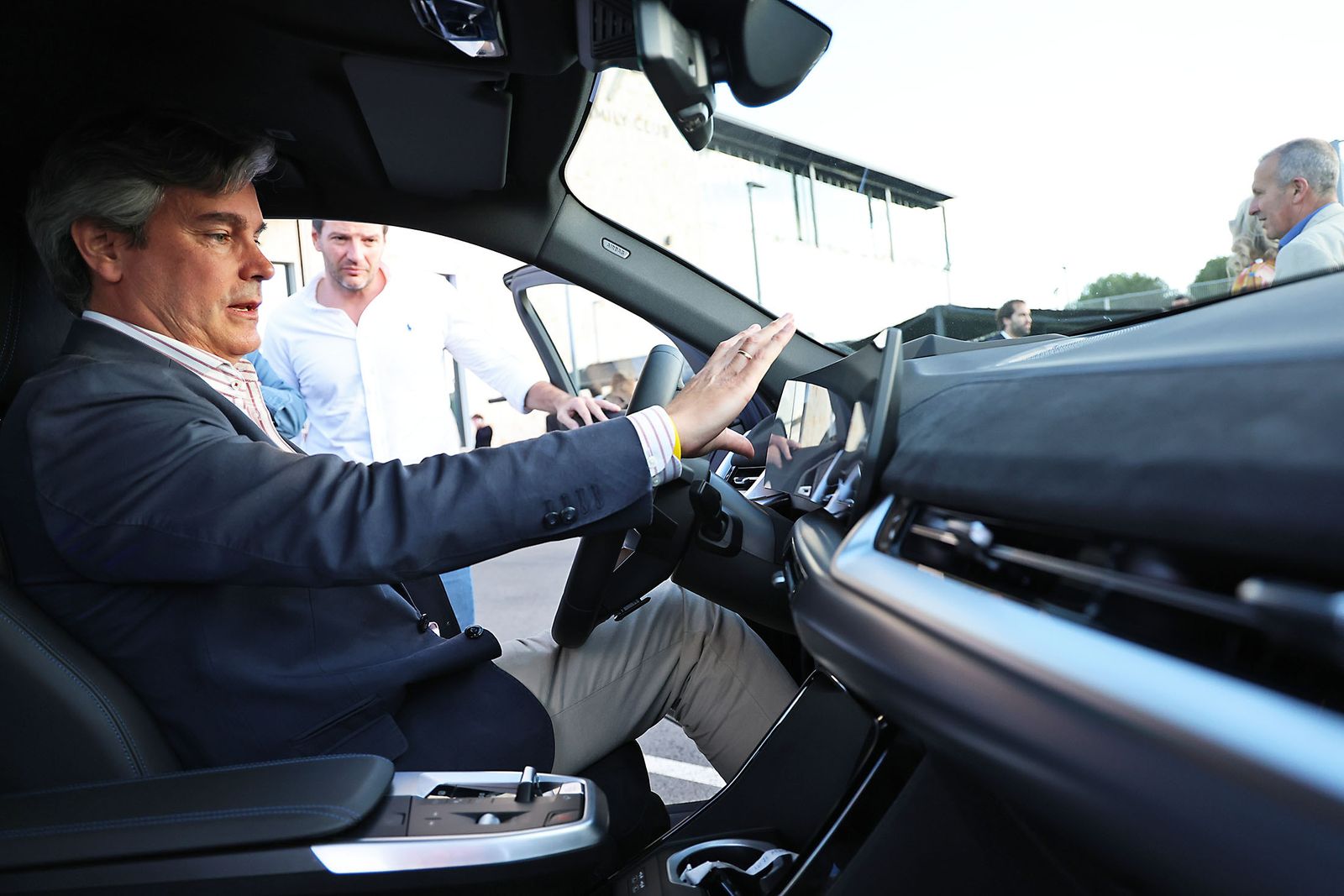 Movitransa presenta los nuevos modelos de BMW IX2 y el X2 en el complejo deportivo Lamiya