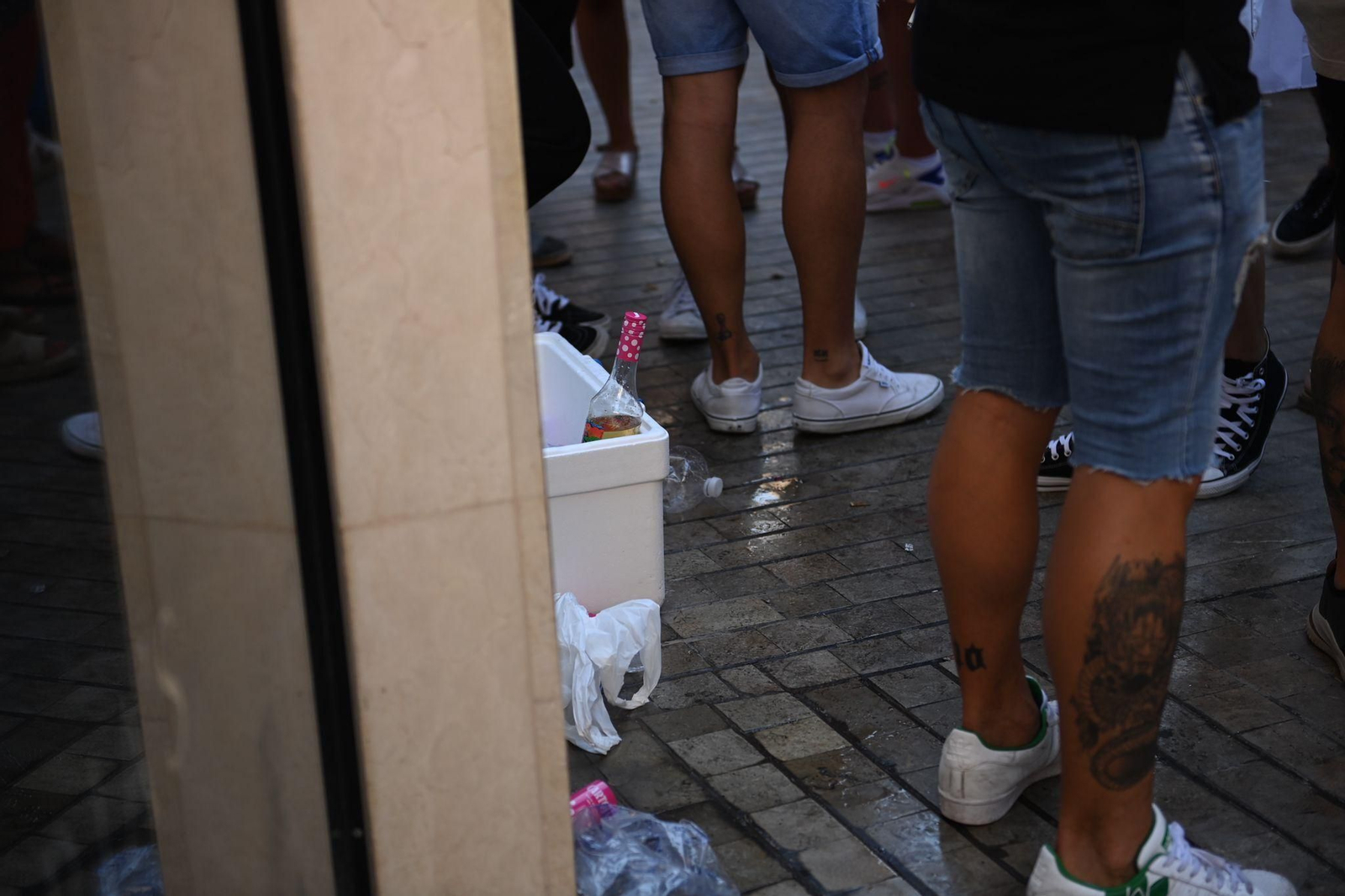 Jóvenes bebiendo en la Feria, en una calle de Málaga. Jóvenes bebiendo en la Feria, en una calle de Málaga.
