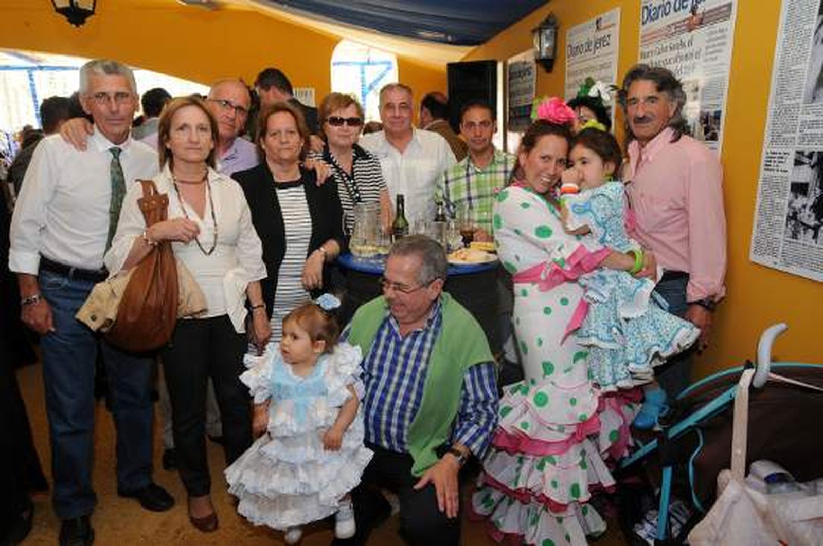 José Pozo, en primer plano, disfrutó de una agradable jornada en la caseta junto a su familia y amigos. 

Foto: Manuel Aranda