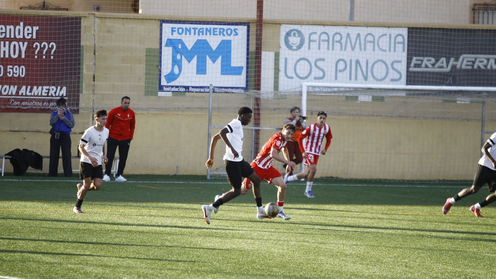 El cañaero Ebrahima avanza en conducción con el balón durante una acción del derbi almeriense.