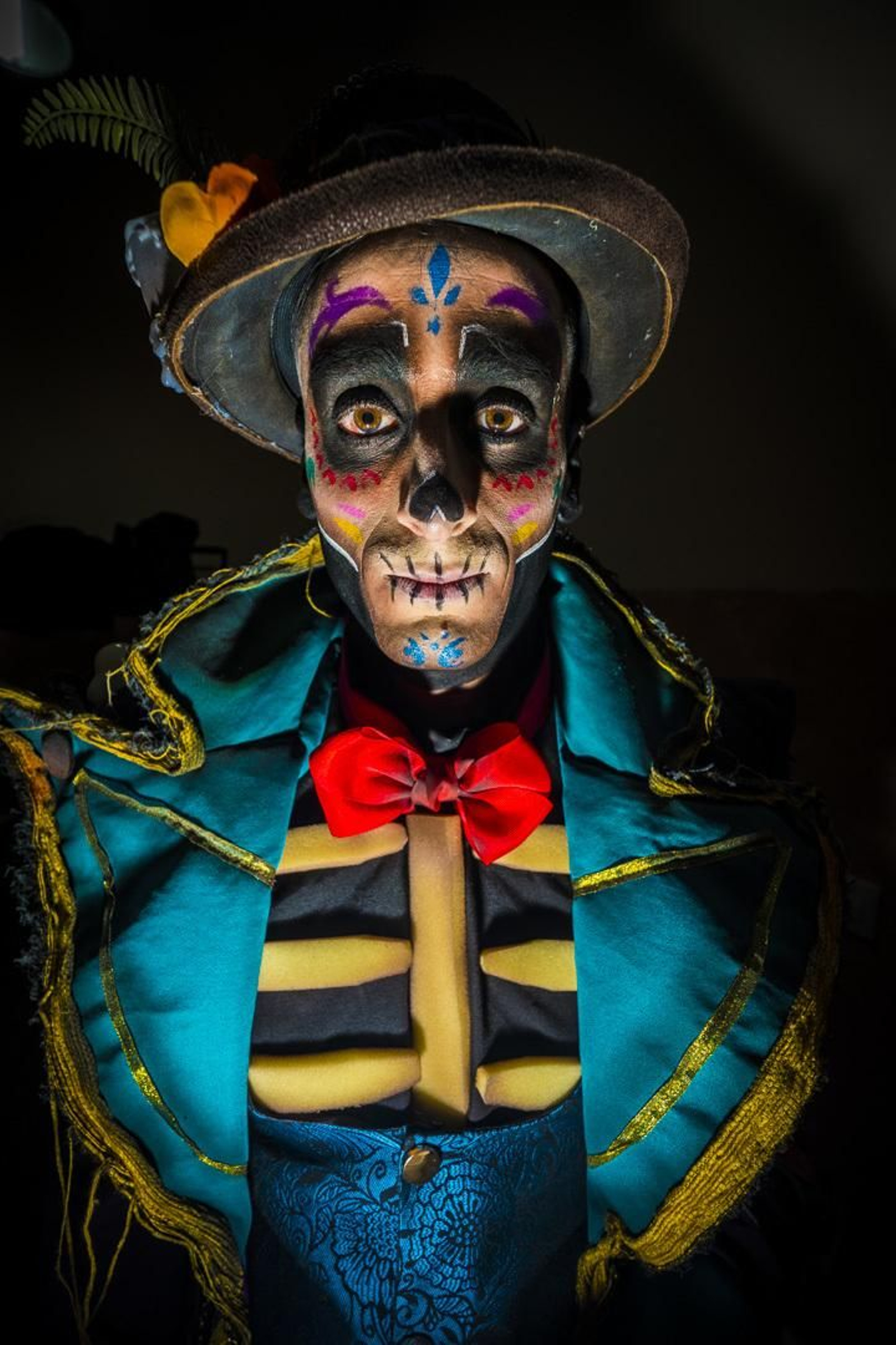 Un componente del coro 'Los del patio' en camerinos.