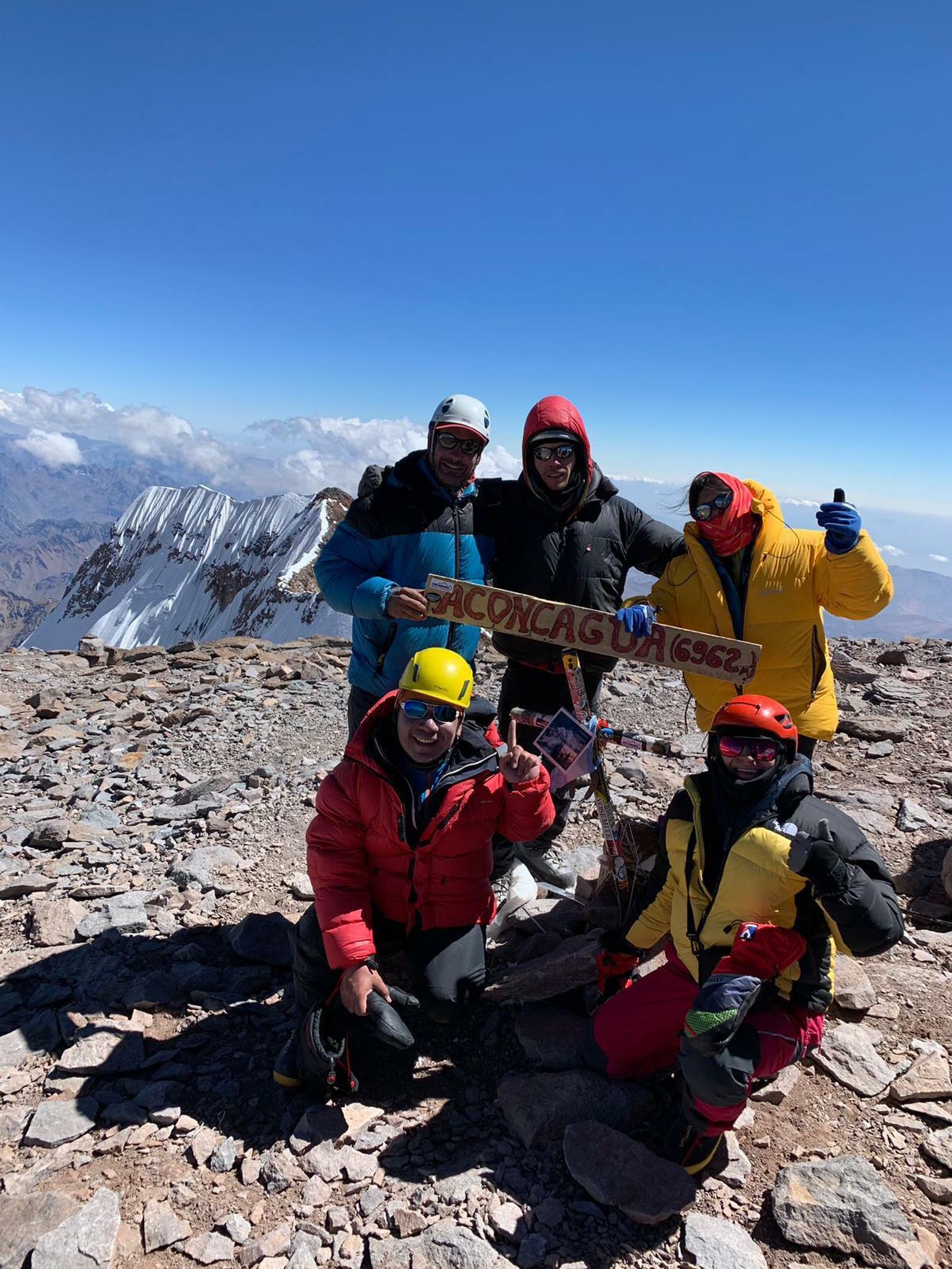 Grupo de montañeros al iniciar la escalada.