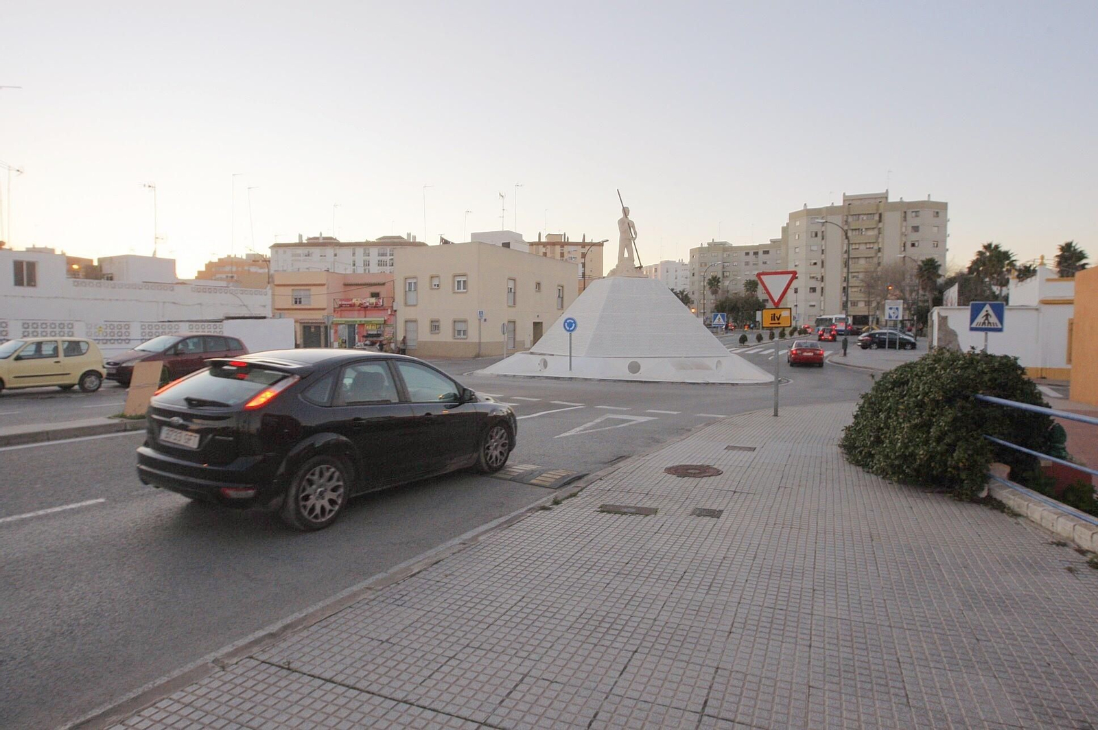 Acceso a la avenida Constitución desde la rotonda del salinero.
