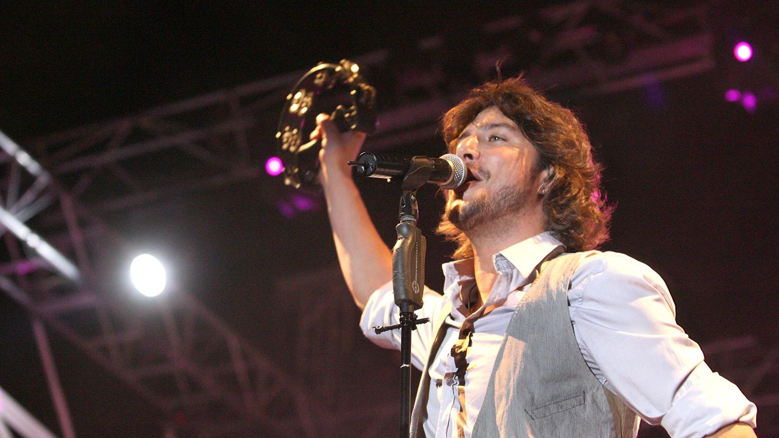 Manuel Carrasco con una de sus famosas panderetas