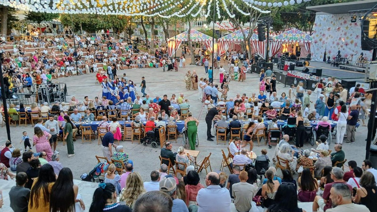La Caseta Municipal acogió la tradicional cena de los mayores.