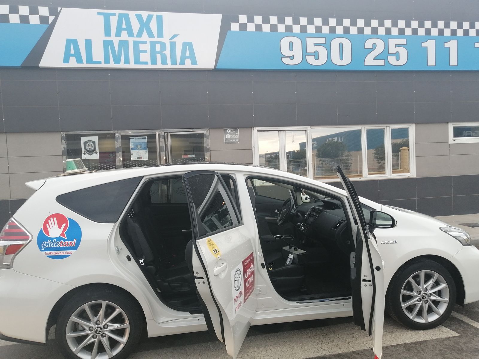 Los taxistas de Almería se unen a la lucha contra el coronavirus