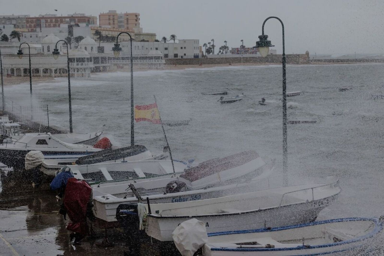La Caleta durante el temporal 'Aline' en Cádiz.