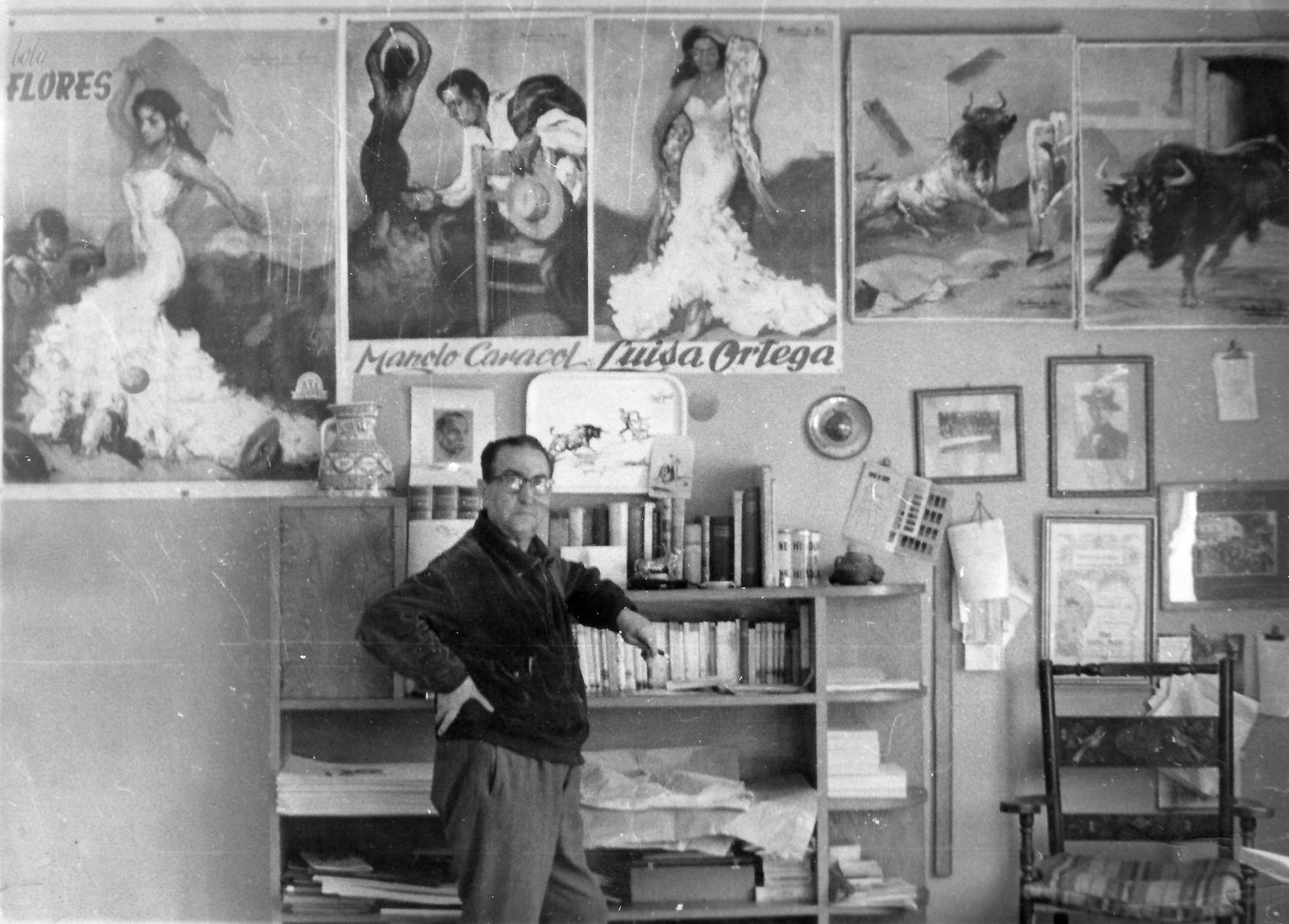 Andrés Martínez de León posa en su estudio, rodeado de carteles de Lola Flores, Manolo Caracol y Luisa Ortega.