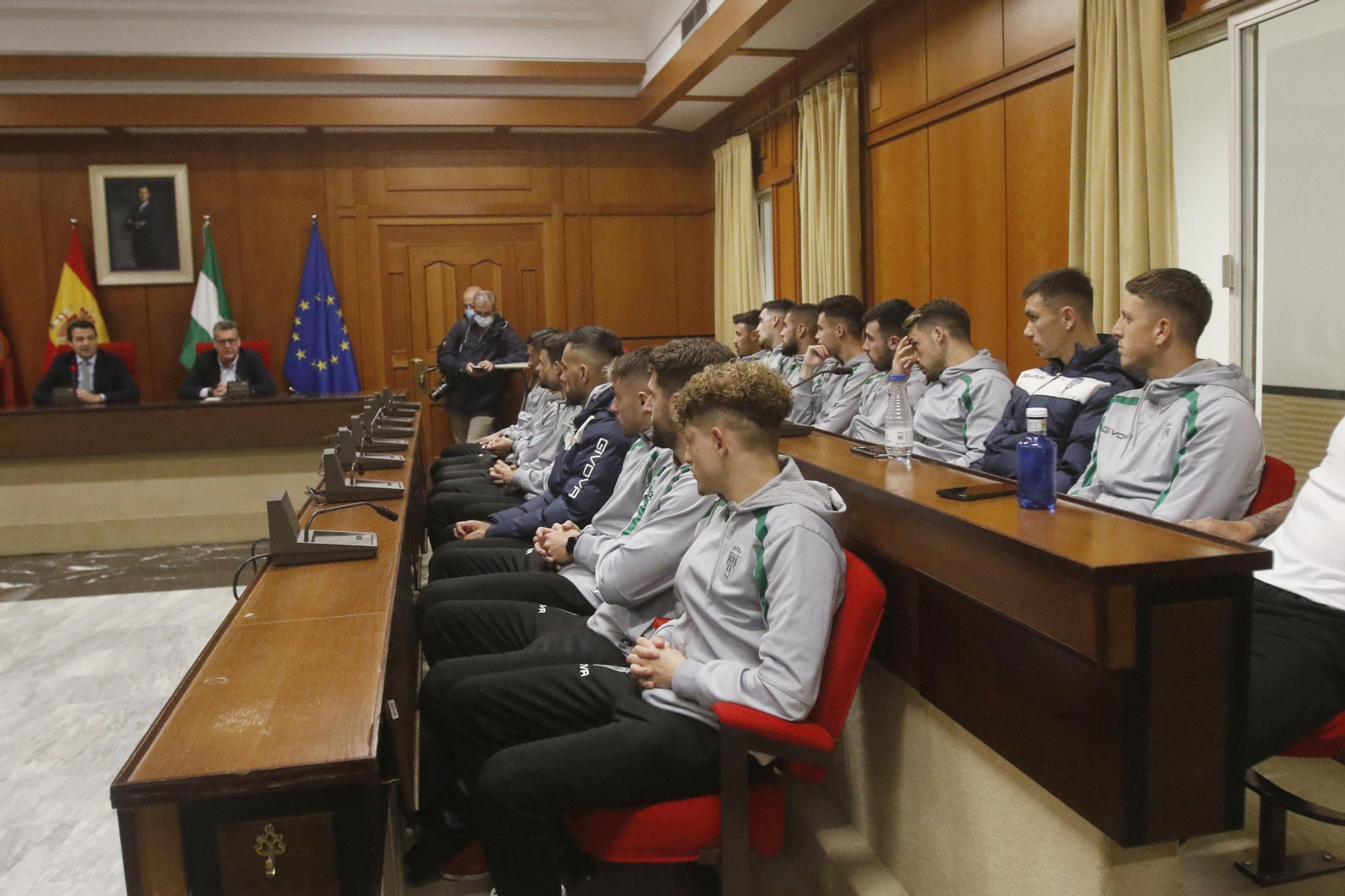 La recepción del Ayuntamiento al Córdoba CF por su ascenso a Primera RFEF, en imágenes
