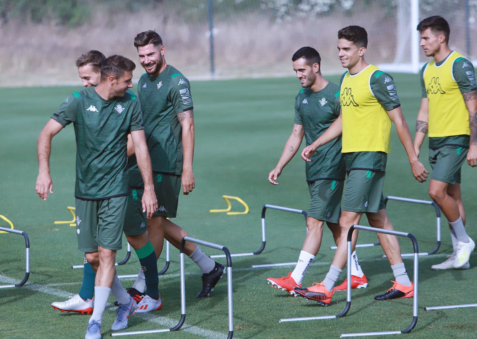 Joaquín bromea con sus compañeros en un entrenamiento en Jerez.