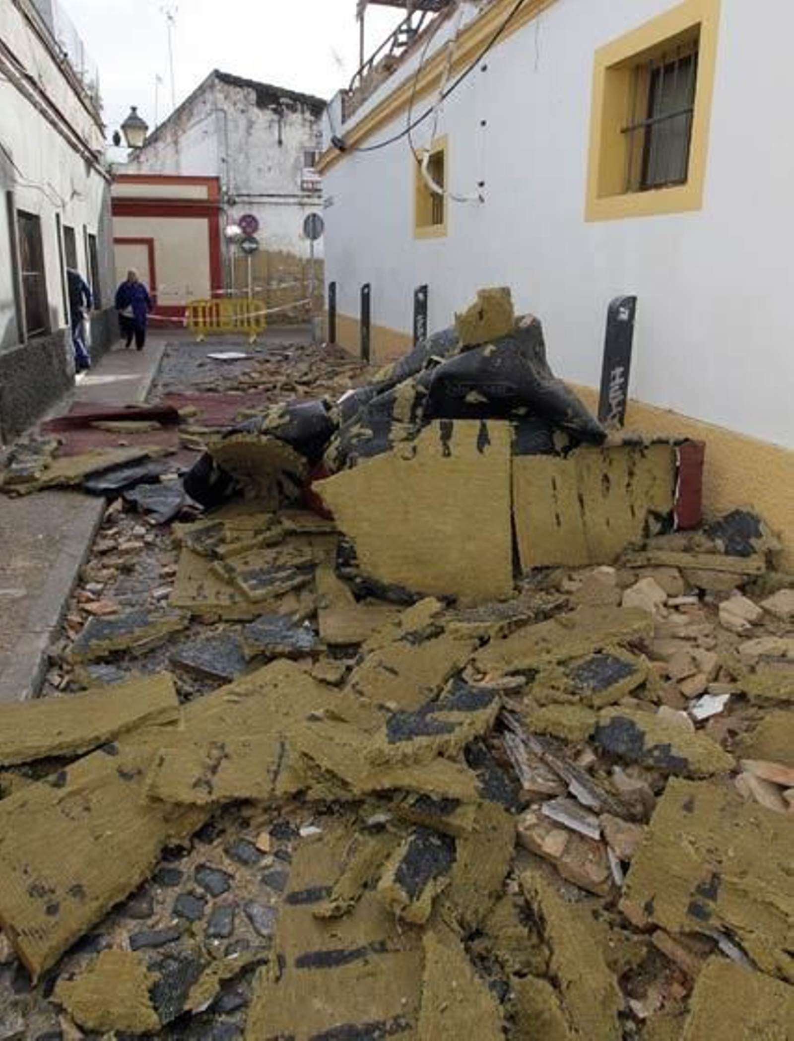 Restos de techo y de capa asfáltica de un edificio en la calle Gómez Carrillo, que obligó al corte de la vía.
