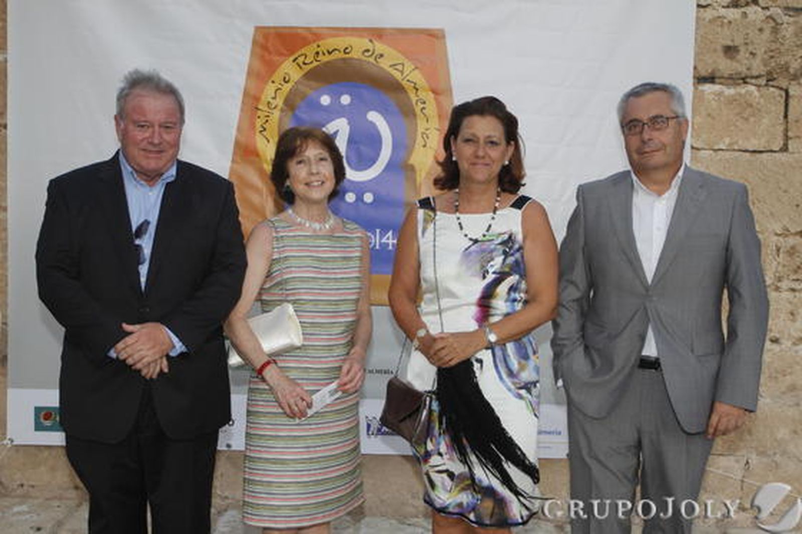 Los trajeados señores, José Antonio Santos y Juan José Mullor, acompañaron a sus respectivas señoras, Carmen Valdivia e Isabel Mendizabal, a ascender a la parte más alta de La Alcazaba./ Rafael González y Ricardo García