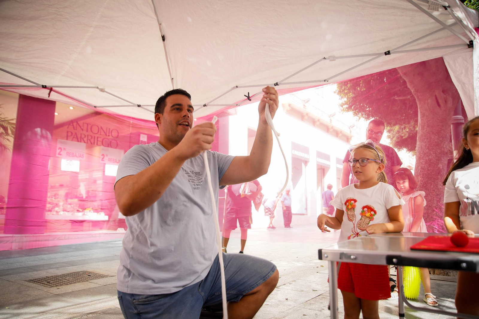 Las mejores imágenes del espectáculo 'Magia en la Calle' en el Paseo de Almería