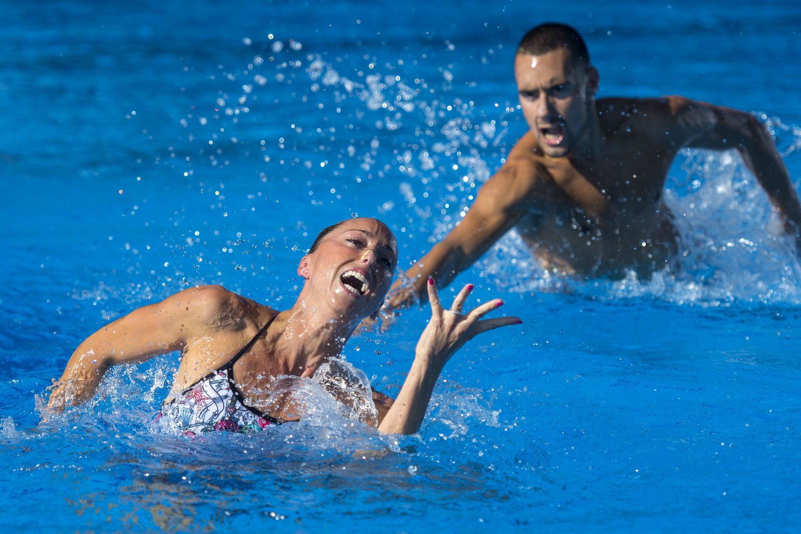 Gemma Mengual, junto a Pau Ribes en la piscina del Mercantil.
