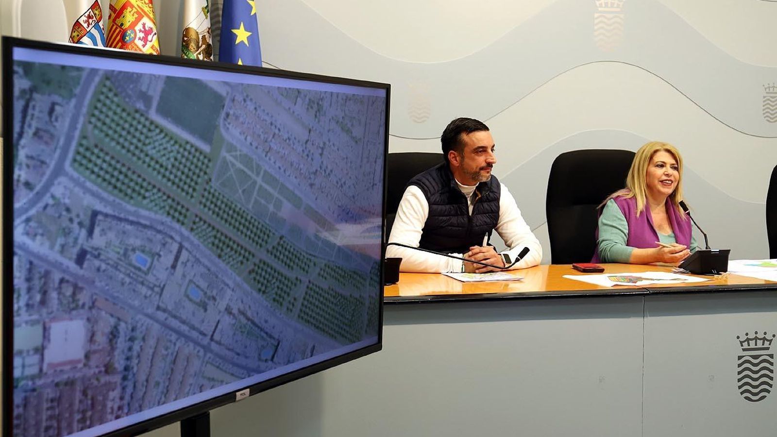 La alcaldesa y el delegado de Urbanismo, durante la presentación del proyecto.