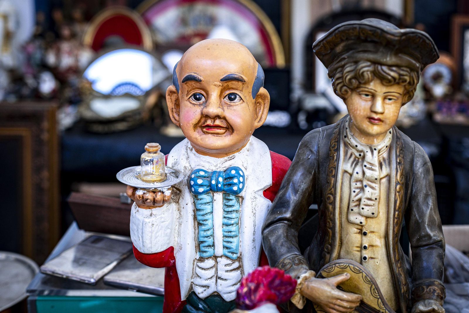 Imágenes del curioso mercadillo de antigüedades en el convento de Santo Domingo en Cádiz