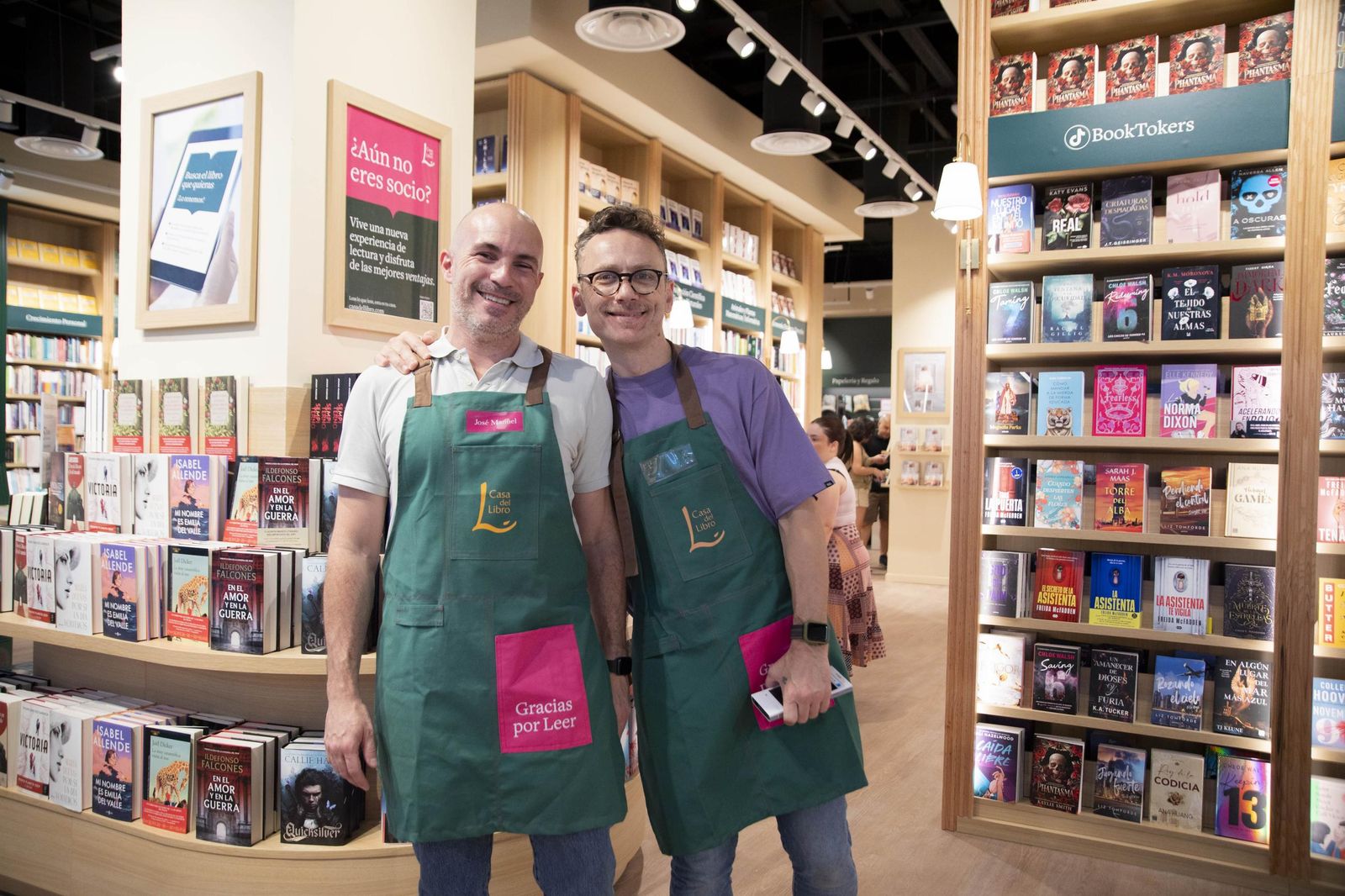 Las imágenes de la apertura de la Casa del Libro en el Centro Comercial Torrecárdenas de Almería