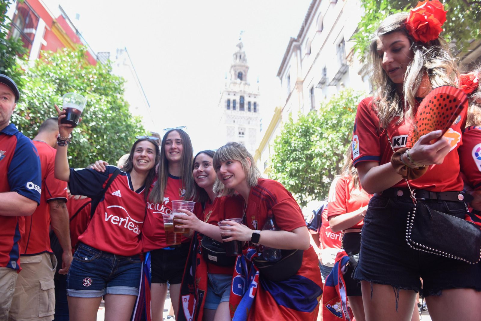 Búscate en la galería gráfica de las aficiones de Osasuna y Real Madrid en Sevilla