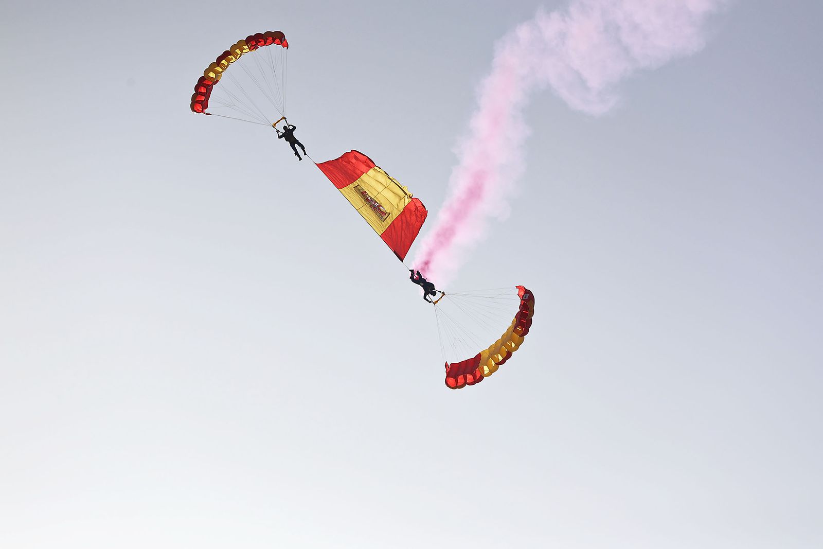 Fotografías de la exhibición aérea de la Patrulla Acrobática de Paracaidismo del Ejército del Aire 'Papea' y de la Patrulla Acrobática de Helicópteros 'ASPA'  en los actos de homenaje al centenario del Plus Ultra presidido por S.M. el Rey Felipe VI