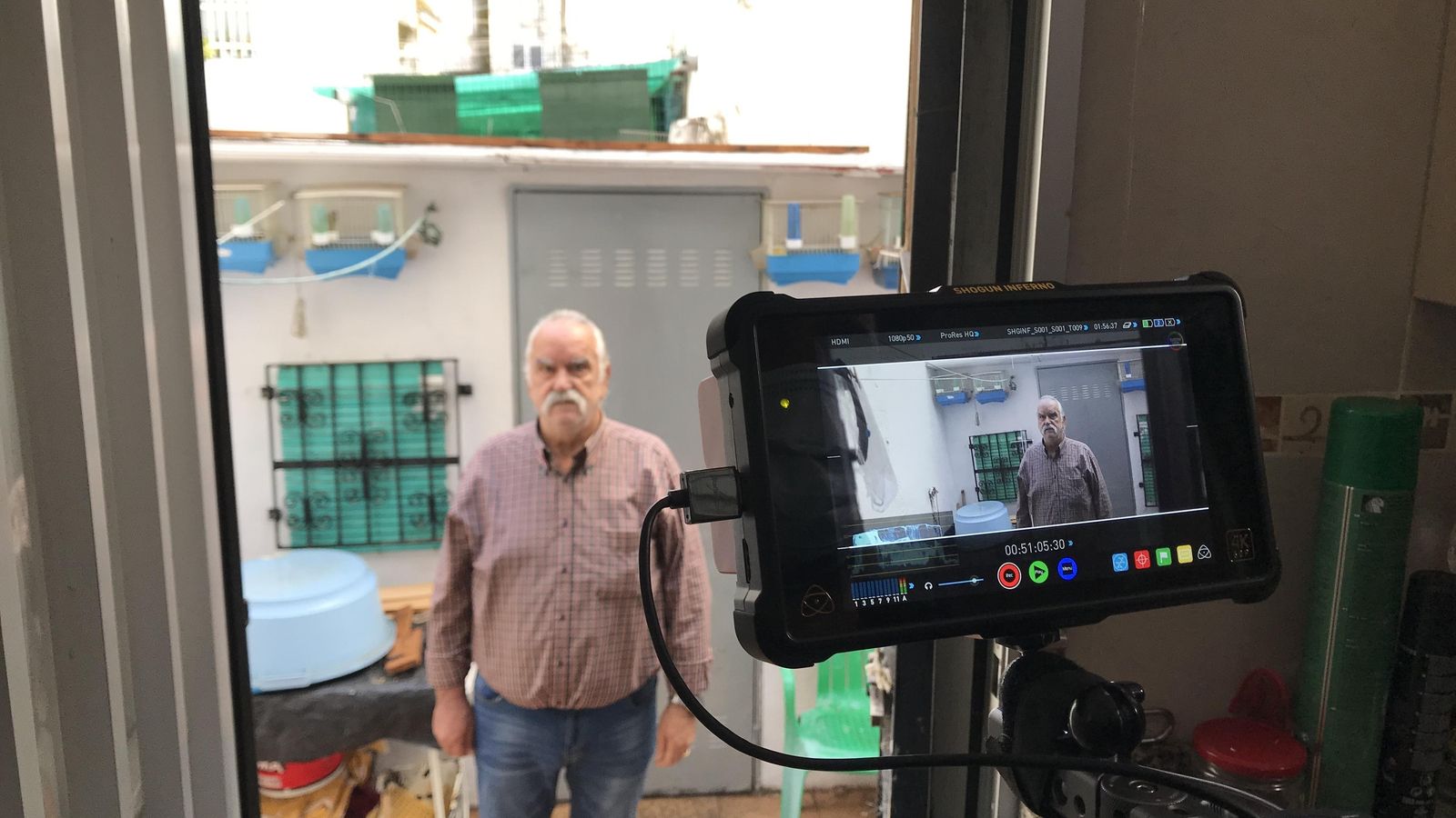 Carmelo, del programa de Huelva, durante el rodaje en su casa.