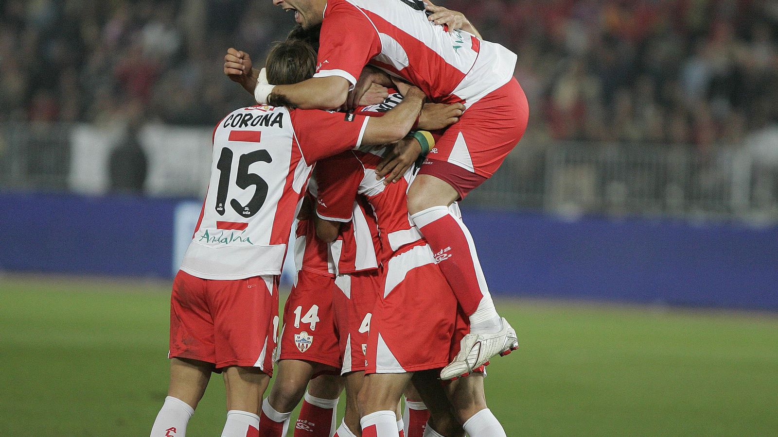 Negredo, que minutos después anotaría el 2-0, se une a la piña para celebrar el gol de Juanito