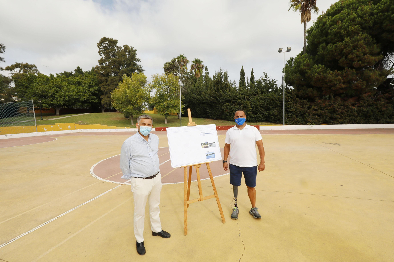 Javier García (I.) y Javier Mérida en el polideportivo El Arquillo.