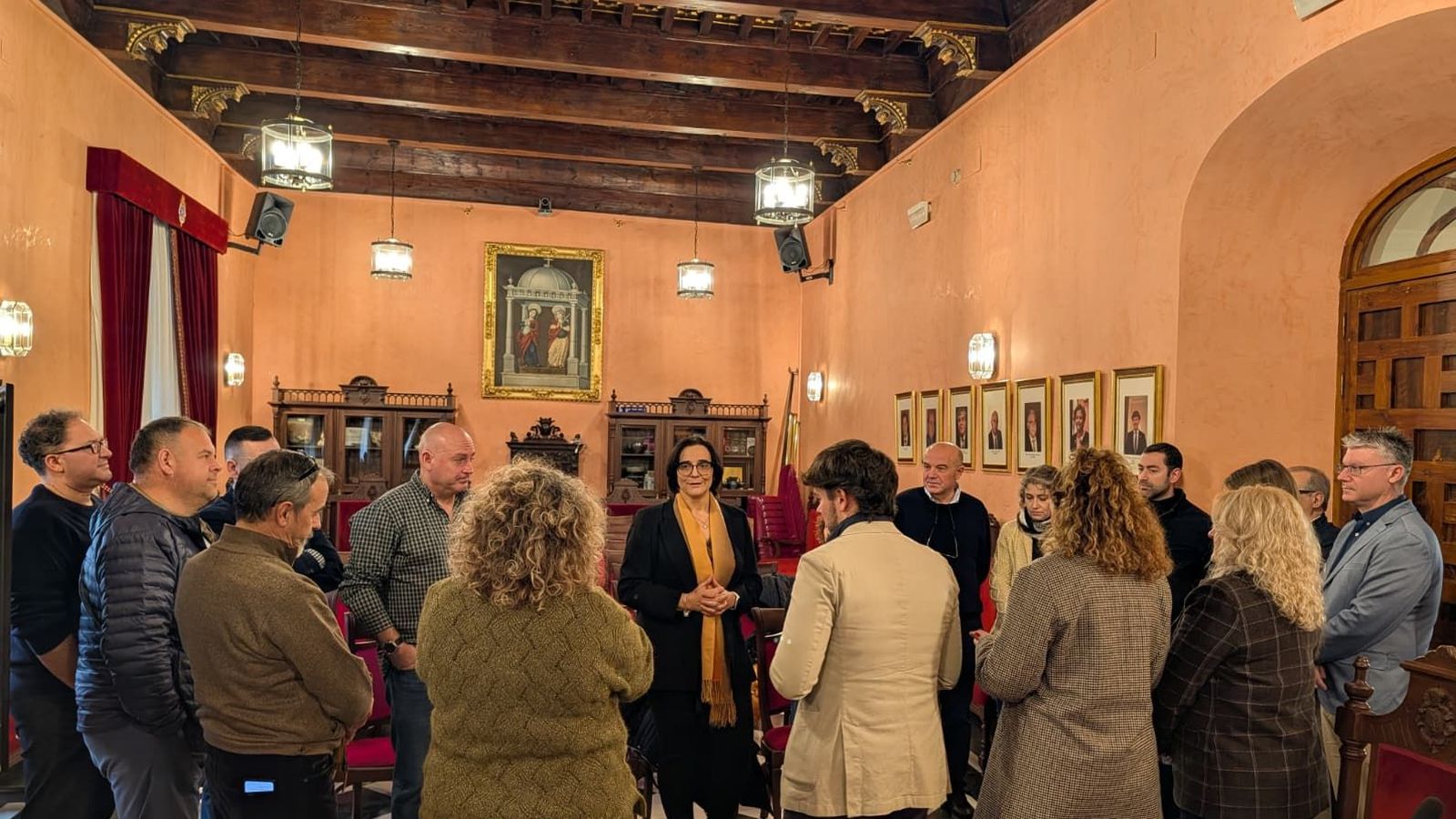 La delegada territorial de Desarrollo Educativo y Formación Profesional, María José Martín, en  el Ayuntamiento de Huéscar