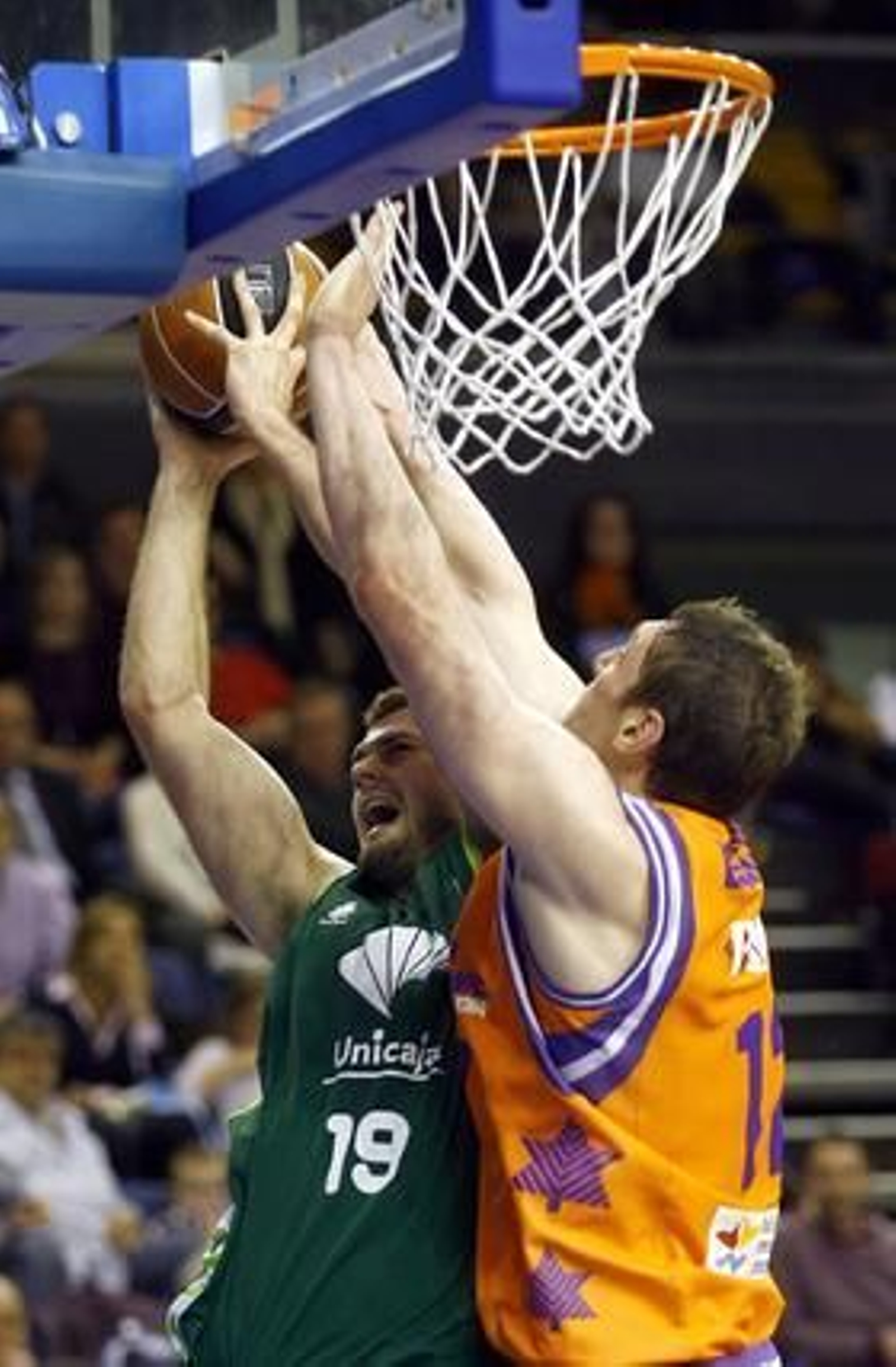 El Unicaja cae ante el Valencia lastrado por una mala primera parte. / LOF