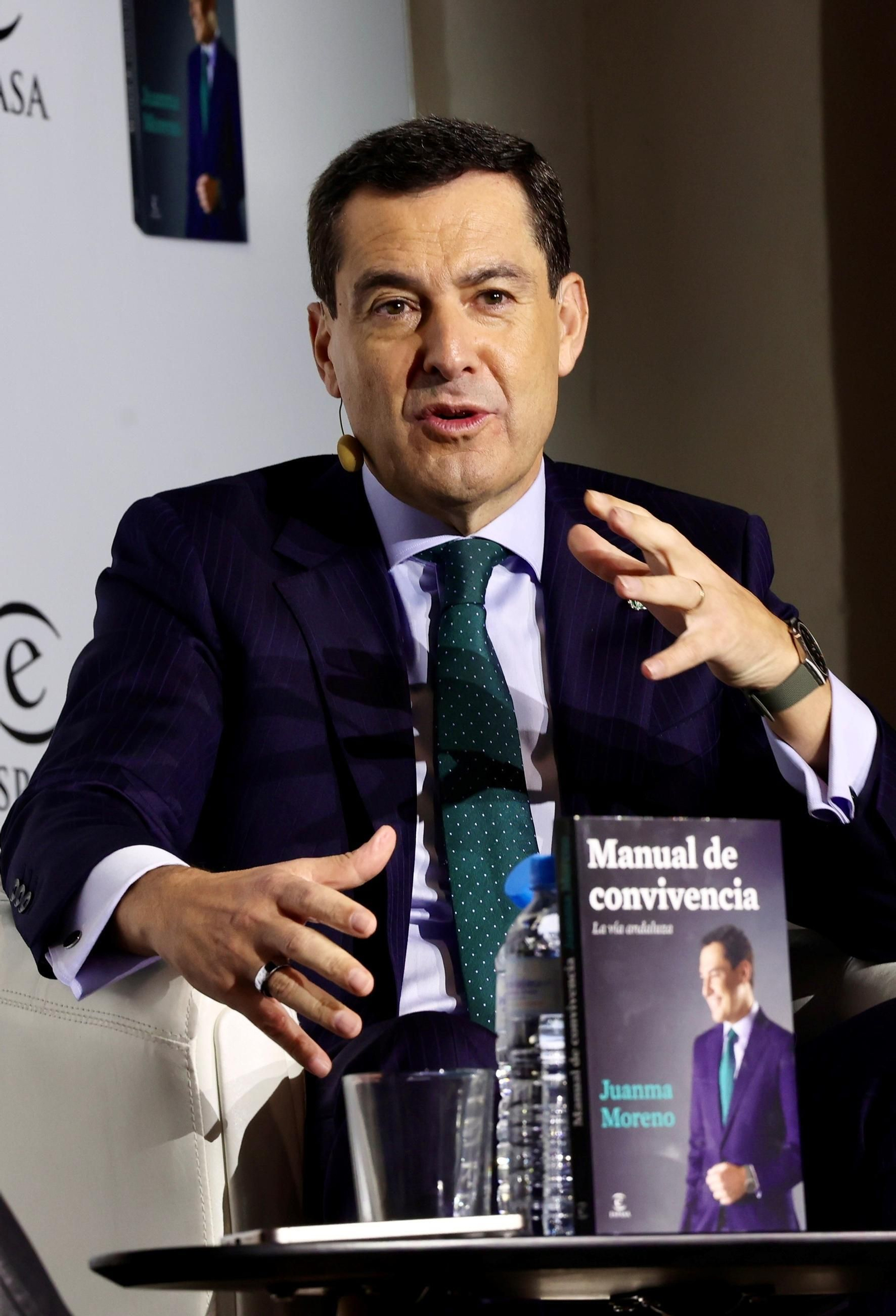Las fotos de la presentación de libro de Juanma Moreno
