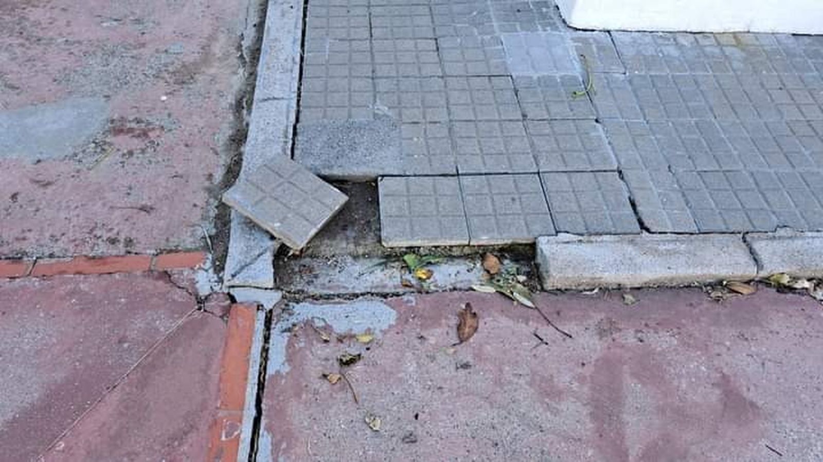 Una zona destrozada del suelo del Santa Rita de Campamento.