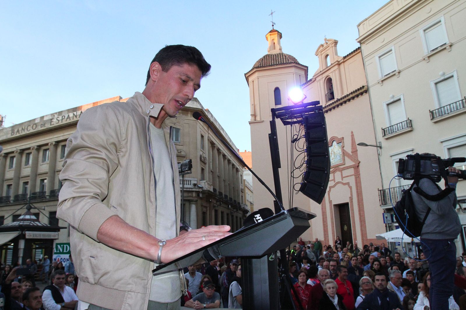 El exfutbolista del Recreativo de Huelva, Jesús Vázquez, durante la lectura del manifiesto.