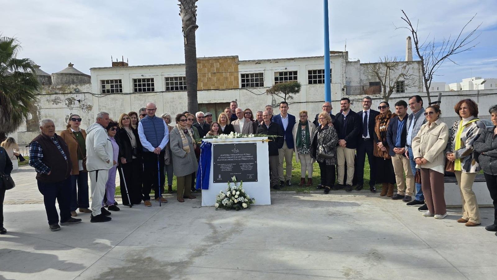 Placa en honor a los marineros fallecidos
