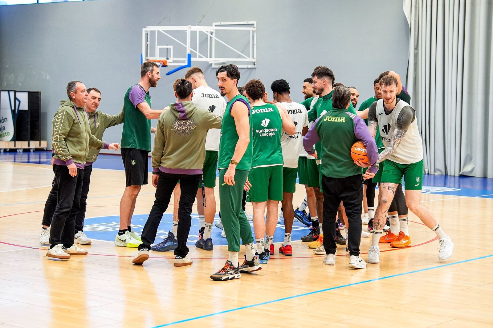 Los jugadores del Unicaja, ayer.