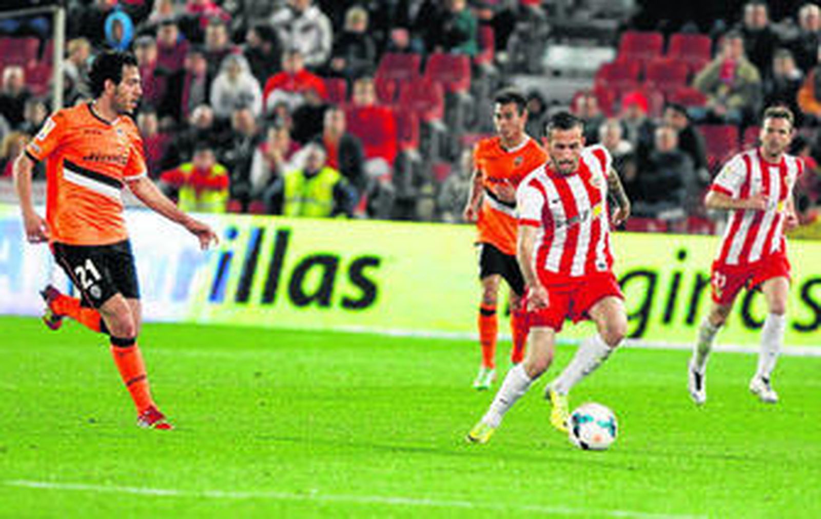 Aleix conduce un balón ante la mirada de Parejo en el 2-2 del Mediterráneo.
