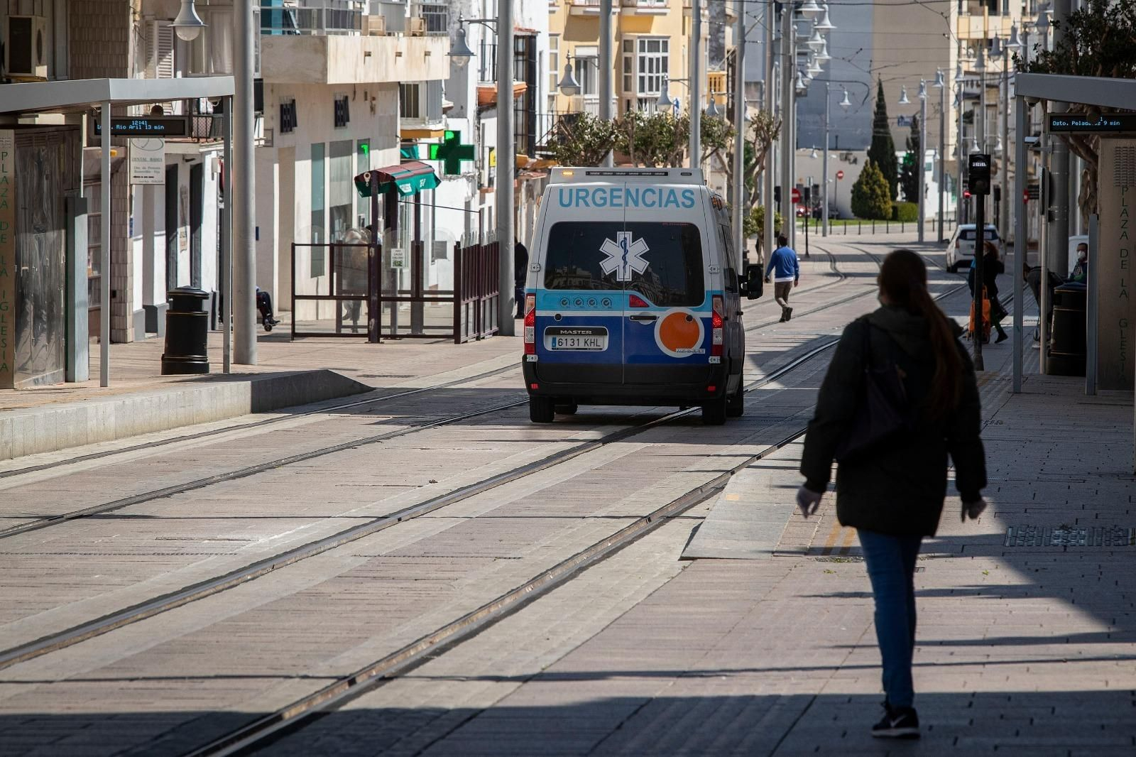 Una ambulancia por la calle Real, prácticamente vacía por el estado de alarma.