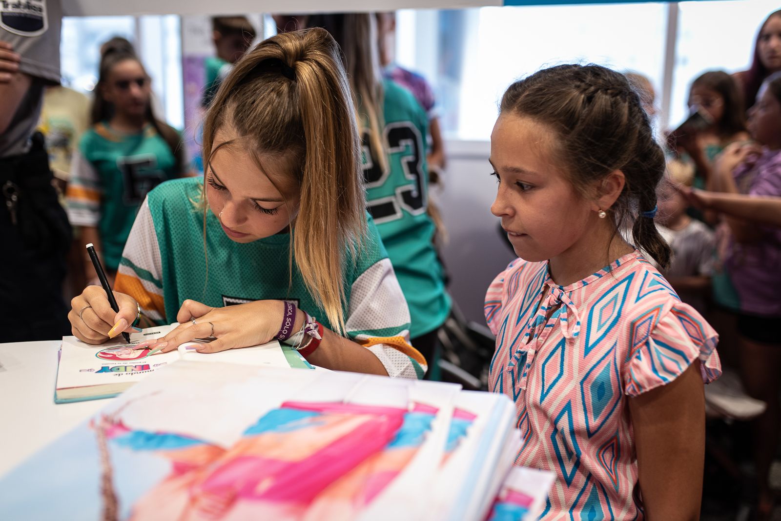 Imágenes de la firma de libros de la youtuber Indy en El Corte Inglés