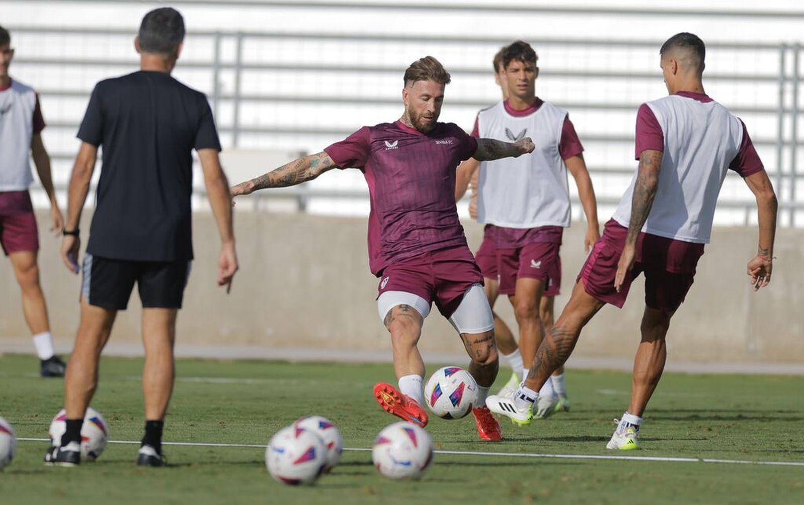 Sergio Ramos mete la pierna ante Lamela en su primer entrenamiento con el Sevilla.