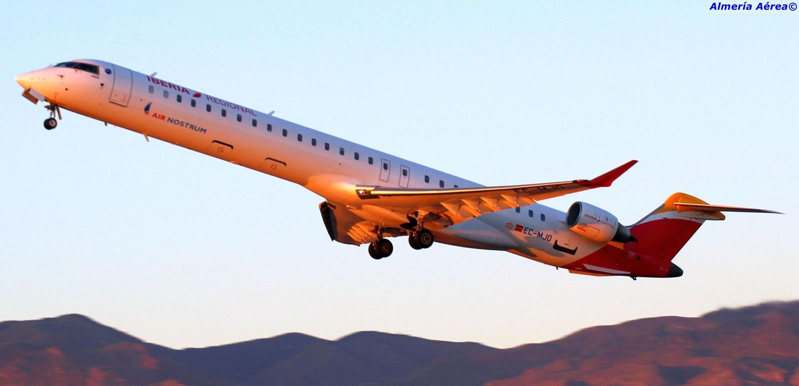 Avión de AirNostrum en Almería.