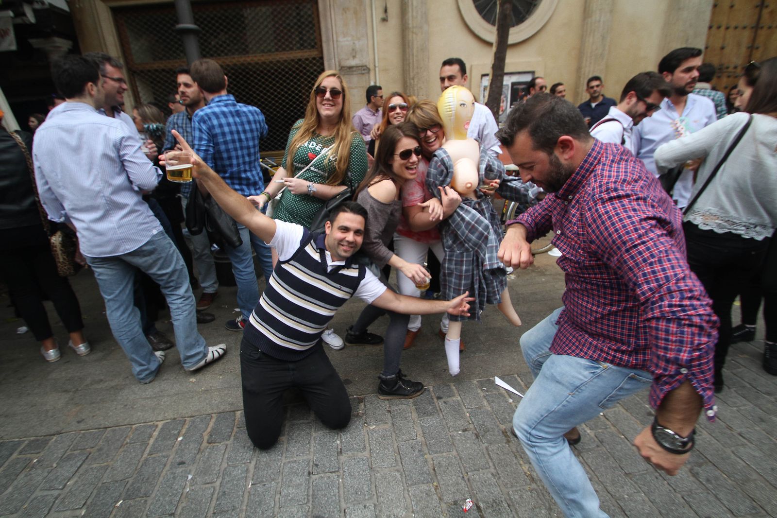 El baile, la cerveza y una muñeca hinchable en una despedida de soltero.