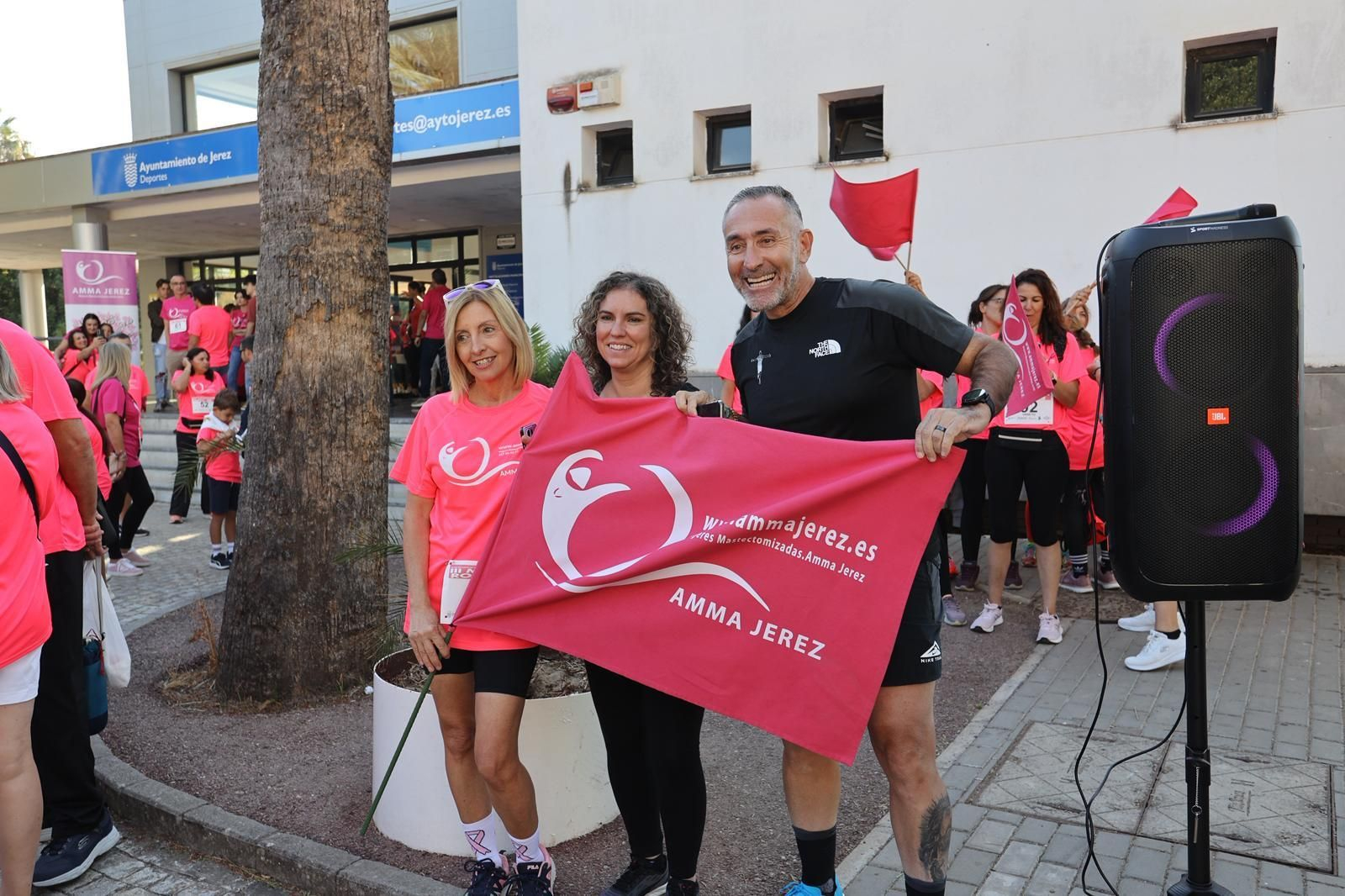 La Marcha Rosa contra el cáncer de mama recorre las calles de Jerez