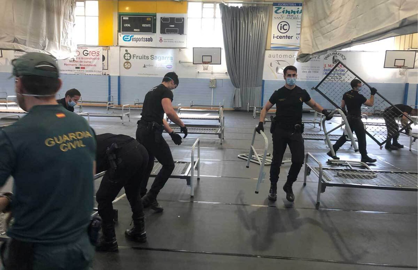 Efectivos de la Guardia Civil montando un hospital de campaña en el polideportivo de San Andreu de la Barca este miércoles.