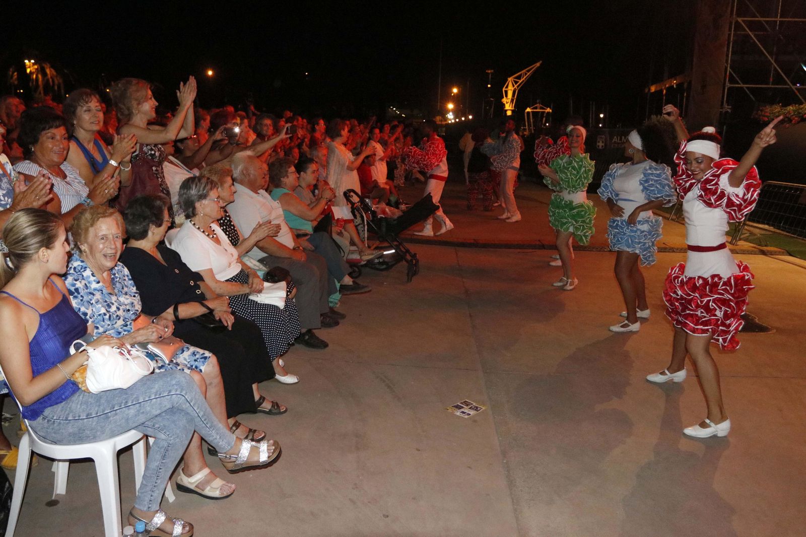Decenas de personas se sumaron a la fiesta y se animaron a bailar con ritmos cubanos. Éste grupo de folclore encendió la llama en una noche llena de arte.