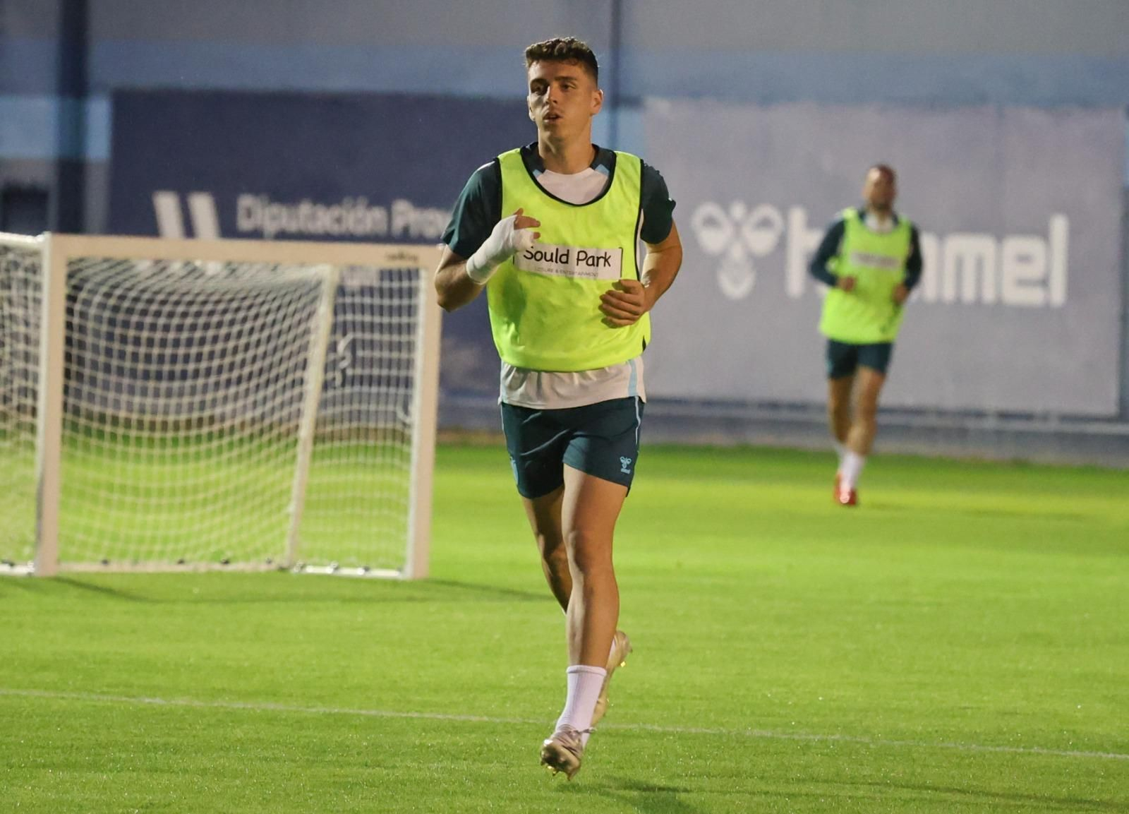 El Málaga CF prepara la cita de Copa ante el Estepona con los menos habituales apretando