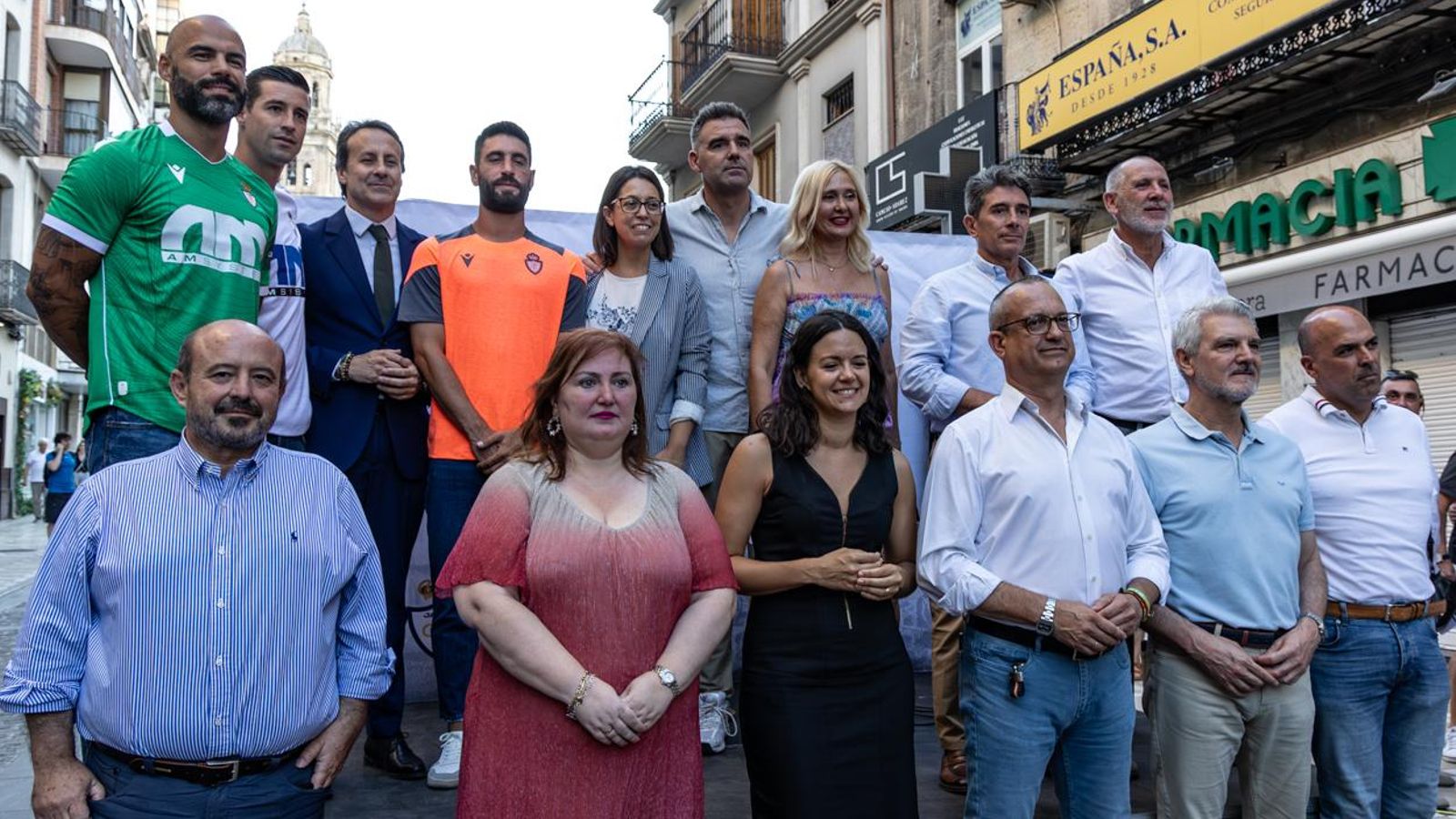 Foto de familia de la presentación. 