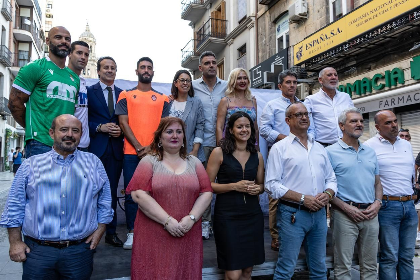 Así son las nuevas camisetas y la nueva tienda del Real Jaén, en imágenes