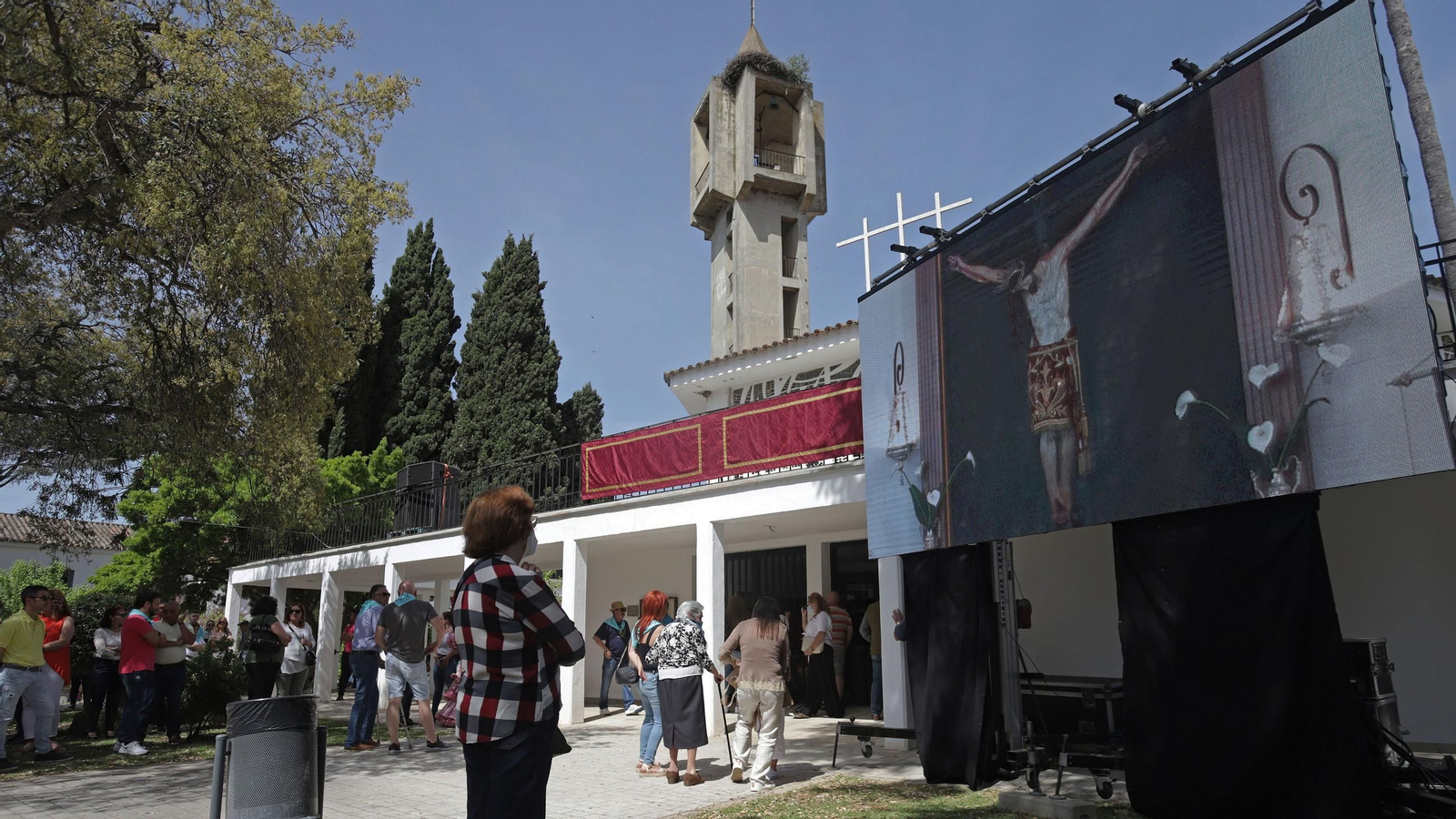 Vecinos de Castellar en las inmediaciones de la iglesia del pueblo.