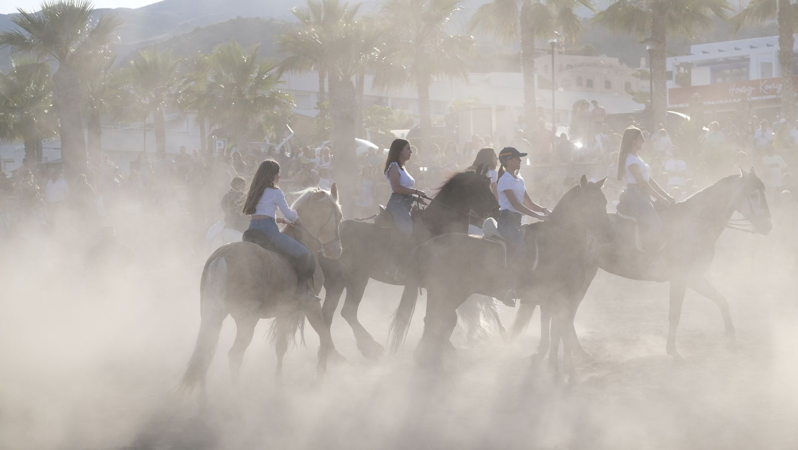 Imágenes de la carrera de cintas a caballo en las Fiestas de Moros y Cristianos de Mojácar