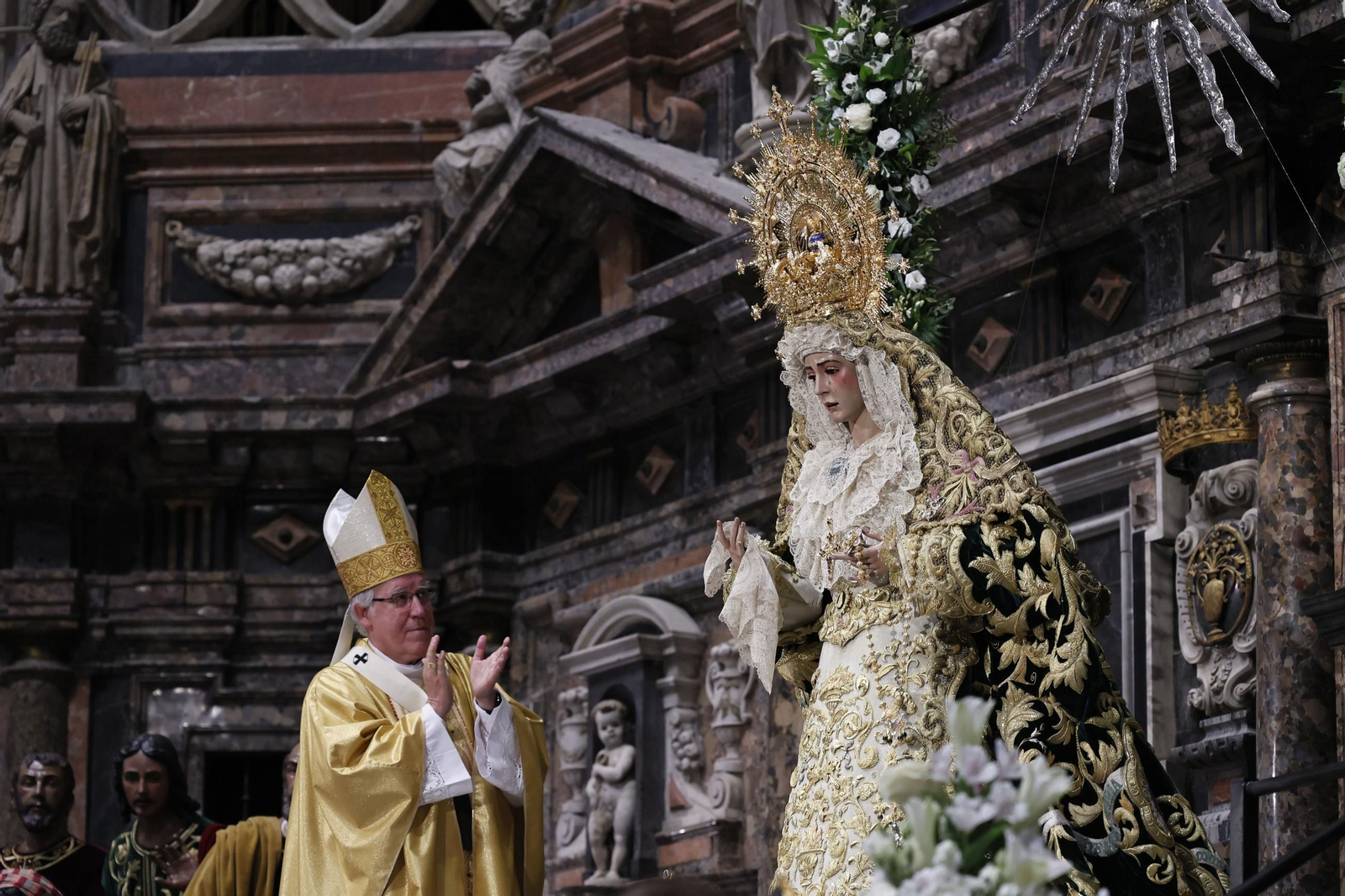 La coronación de la Virgen del Rocío en imágenes